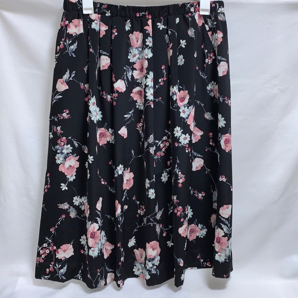 Skirt with elastic waistband